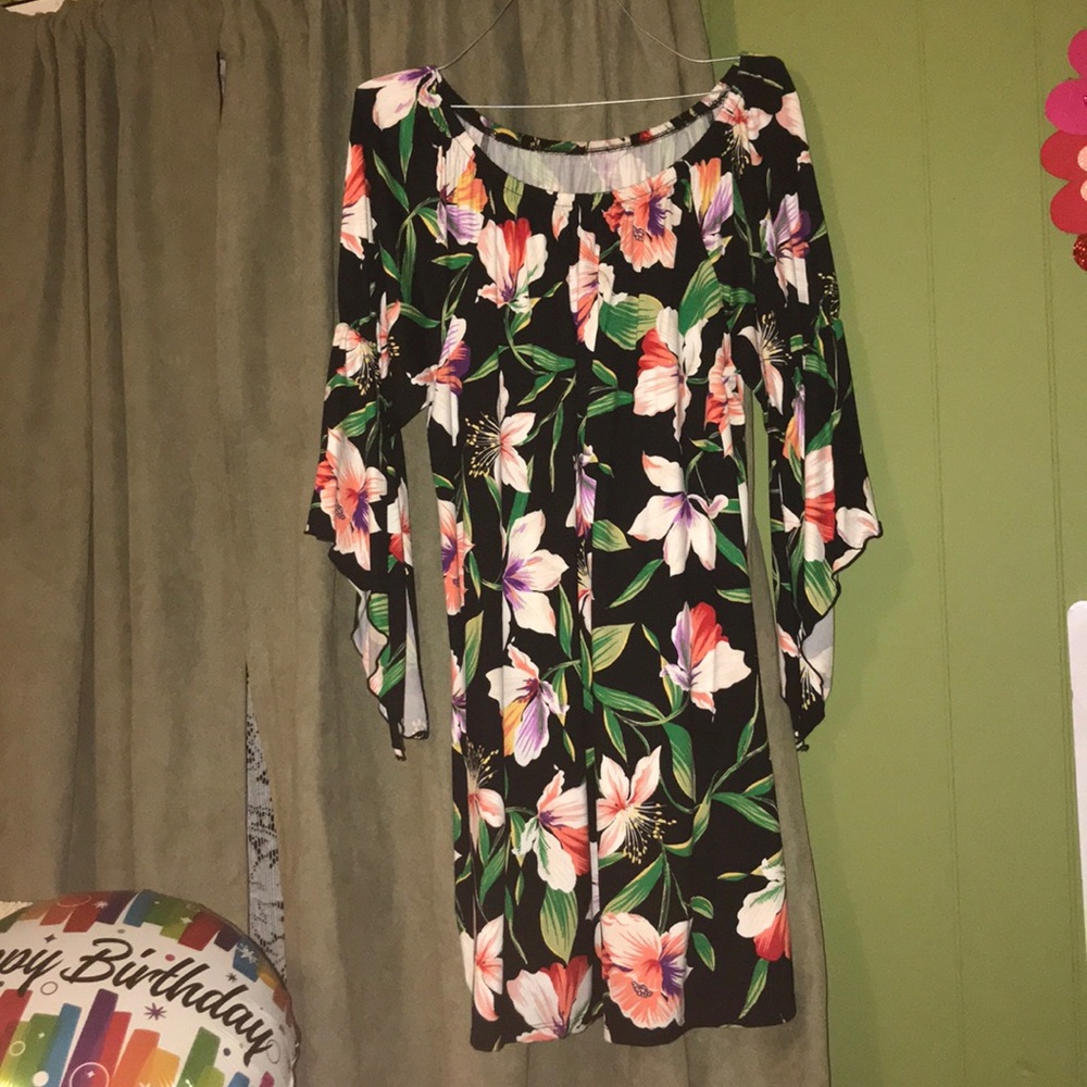 Short dress, off shoulder
